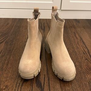 Never Worn Steve Madden Chelsea Boots
